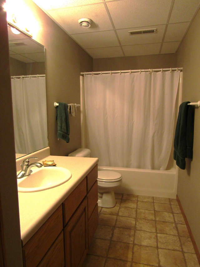 180 Bordson St, Appleton, MN 56208 - bathroom featuring a drop ceiling, vanity, toilet, shower / tub combo, and baseboards
