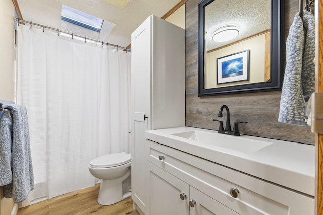 4799 Bridgewater Rd, Fair Haven Twp, MN 55382 - full bathroom featuring vanity, a skylight, a textured ceiling, wood finished floors, and a shower with curtain