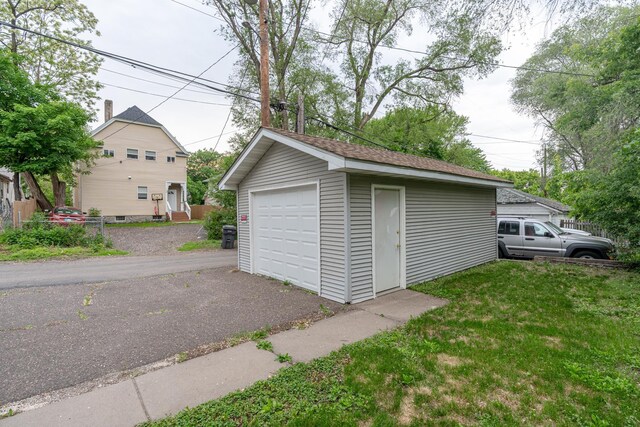 475 Minnehaha Ave E, Saint Paul, MN 55130 - detached garage featuring driveway
