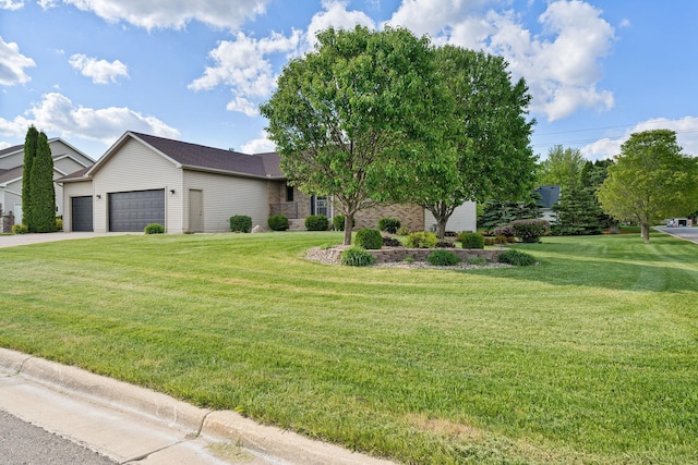 2800 9th Ave SW, Austin, MN 55912 - view of front of property with a garage, driveway, and a front yard
