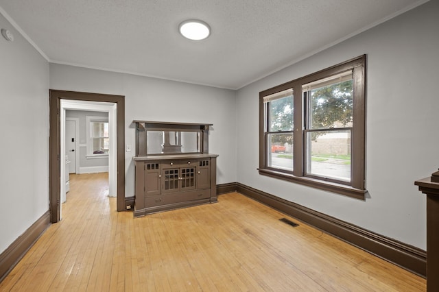 3400 Elliot Ave S, Minneapolis, MN 55407 - unfurnished room featuring light wood finished floors, crown molding, baseboards, and a smoke detector