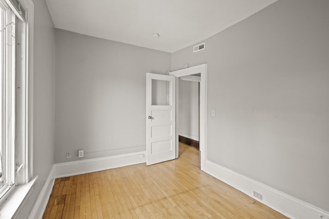 3400 Elliot Ave S, Minneapolis, MN 55407 - unfurnished room featuring light wood-style flooring and baseboards