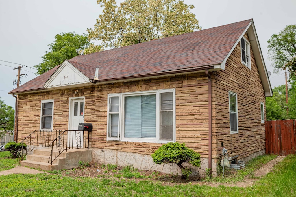 341 Maryland Ave E, Saint Paul, MN 55130 - view of front of property featuring roof with shingles