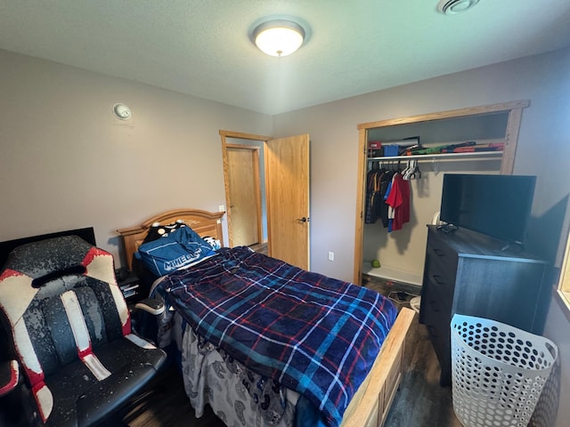 1101 Timbers Dr, Park Rapids, MN 56470 - bedroom with wood finished floors, a closet, and baseboards