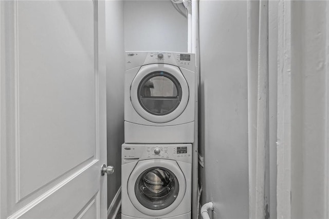 608 Beaumont St, Saint Paul, MN 55130 - washroom featuring stacked washer / dryer