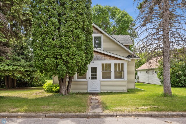 406 4th Ave NW, Barnesville, MN 56514 - view of front of home featuring a front yard and roof with shingles