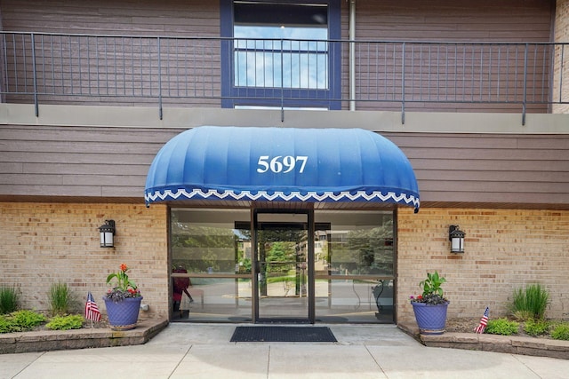5697 Green Circle Dr Unit 216, Minnetonka, MN 55343 - view of exterior entry featuring brick siding