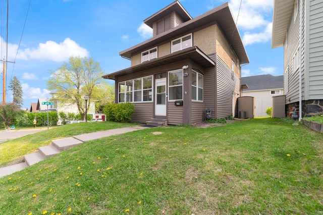 601 22nd Ave W, Duluth, MN 55806 - traditional style home with entry steps and a front yard