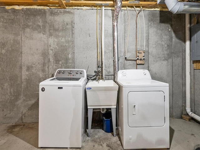 2727 3rd St, Minneapolis, MN 55411 - laundry area with washer and dryer and electric panel
