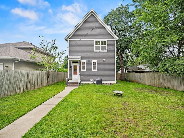 2727 3rd St, Minneapolis, MN 55411 - back of property with a fenced backyard