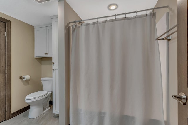 10267 Ferry Point Pl NW, Watab Twp, MN 56367 - full bath featuring toilet, baseboards, curtained shower, and tile patterned flooring