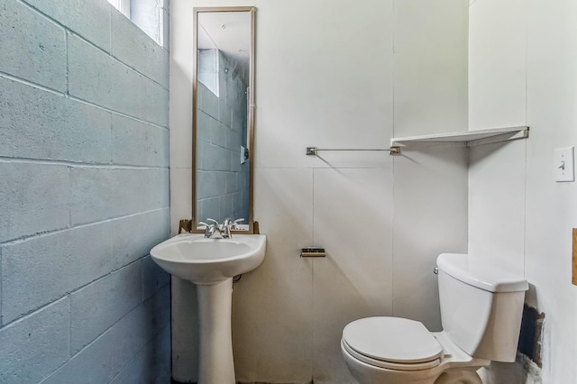 20257 Viking Blvd NE, Wyoming, MN 55092 - bathroom featuring toilet, a sink, and tile walls