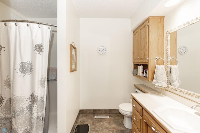 1727 33rd St S, Moorhead, MN 56560 - bathroom featuring toilet, vanity, baseboards, and curtained shower