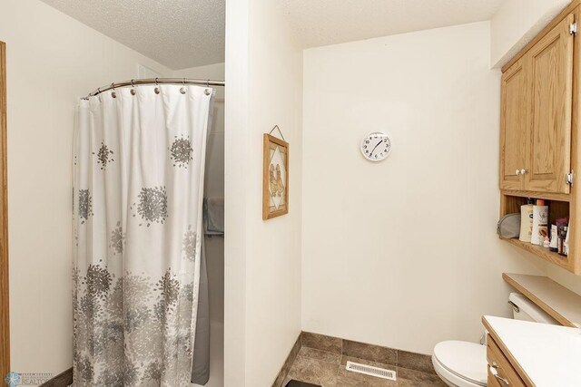 1727 33rd St S, Moorhead, MN 56560 - full bathroom featuring toilet, vanity, baseboards, and curtained shower