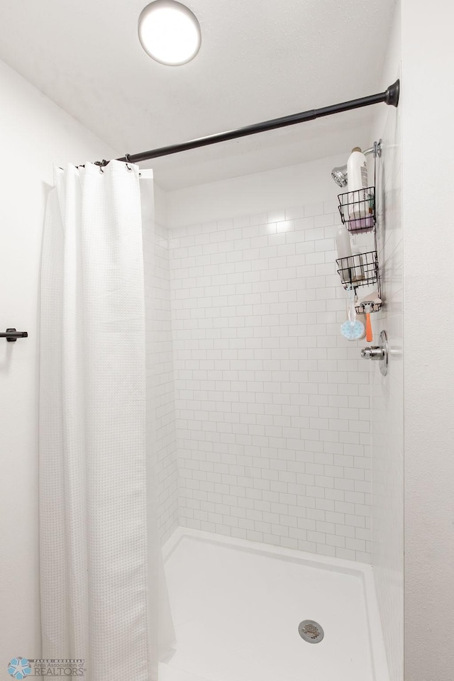 1727 33rd St S, Moorhead, MN 56560 - bathroom featuring tiled shower