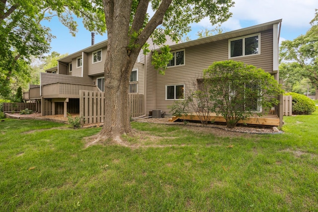 9106 Neill Lake Rd, Eden Prairie, MN 55347 - back of property with a deck and a yard