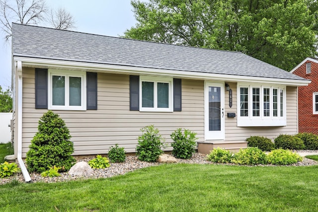 1821 4th Ave NE, Austin, MN 55912 - view of front of home featuring a shingled roof and a front yard