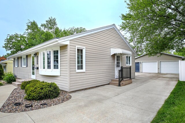 1821 4th Ave NE, Austin, MN 55912 - ranch-style home featuring an outdoor structure and a detached garage