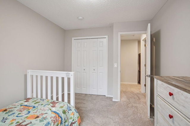 3715 Huntingdon Dr, Minnetonka, MN 55305 - bedroom featuring carpet floors, a closet, baseboards, and a textured ceiling