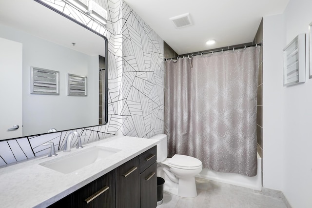 740 Portland Ave Unit 907, Minneapolis, MN 55415 - full bathroom featuring vanity, toilet, shower / tub combo with curtain, and tile patterned floors