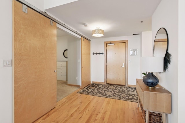 215 10th Ave S Unit 606, Minneapolis, MN 55415 - foyer featuring a barn door and light wood-style flooring
