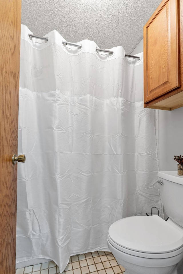 16724 Kenyon Cir NE, Ham Lake, MN 55304 - full bathroom featuring a textured ceiling and a shower with shower curtain