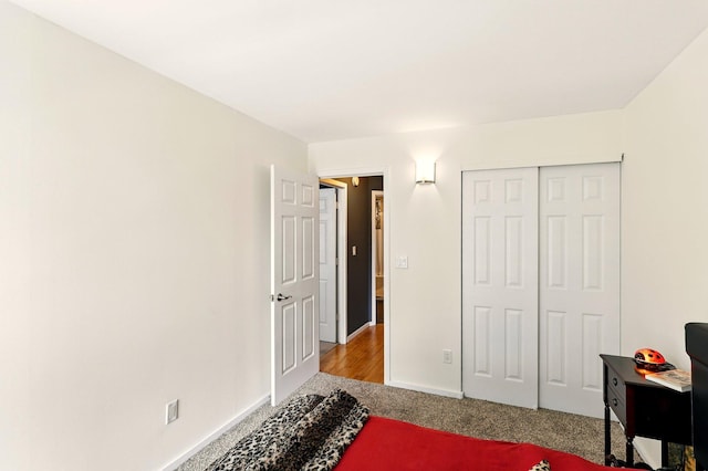 433 7th St Unit 1623, Minneapolis, MN 55415 - carpeted bedroom with baseboards and a closet