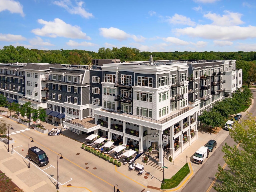 935 Lake St E Unit 211, Wayzata, MN 55391 - view of apartment building / complex