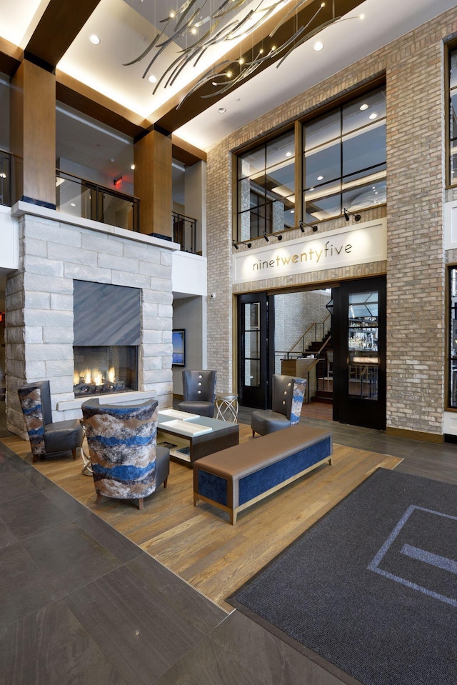 935 Lake St E Unit 211, Wayzata, MN 55391 - building lobby featuring a high ceiling