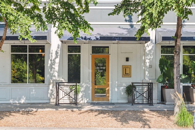 935 Lake St E Unit 211, Wayzata, MN 55391 - property entrance