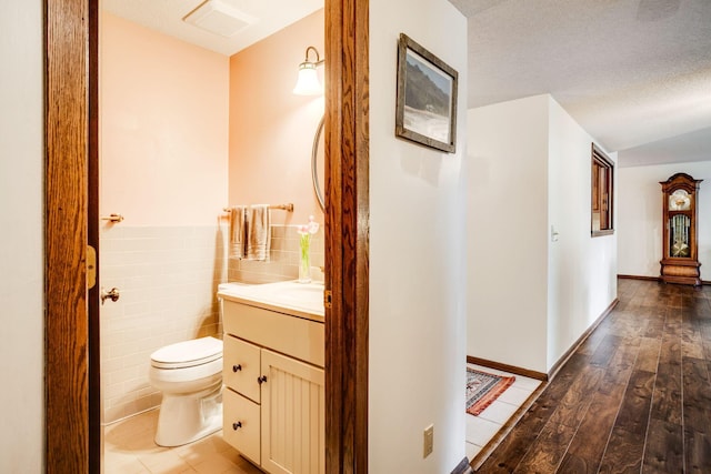 3020 Saint Albans Mill Rd Unit 309, Minnetonka, MN 55305 - corridor featuring wood-type flooring