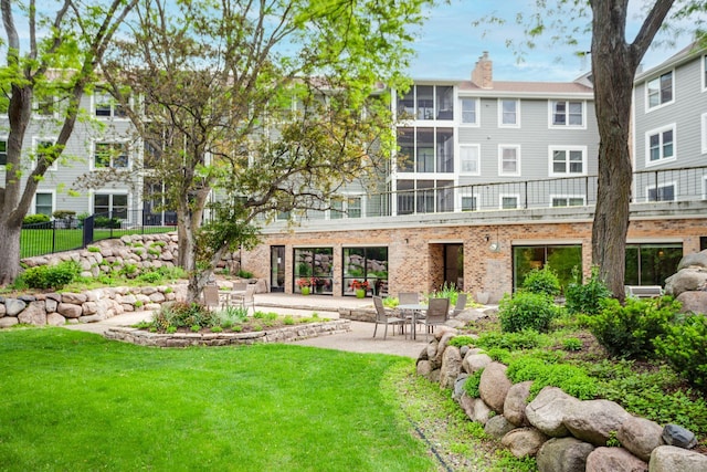 3020 Saint Albans Mill Rd Unit 309, Minnetonka, MN 55305 - view of property's community featuring a yard and a patio area