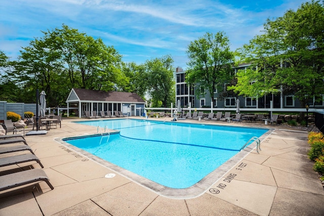 3020 Saint Albans Mill Rd Unit 309, Minnetonka, MN 55305 - community pool with a patio