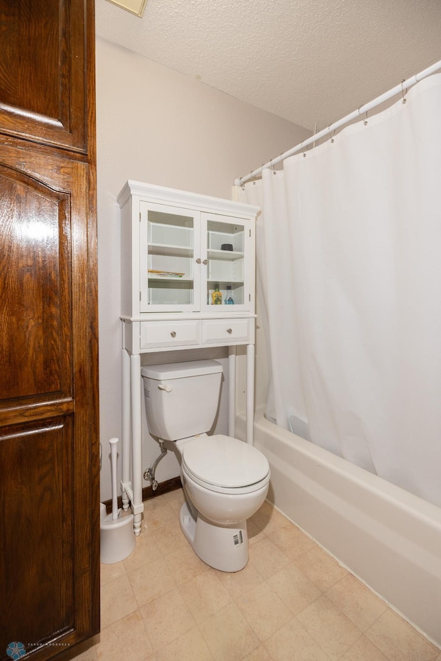 1427 23rd St S, Fargo, ND 58103 - full bathroom with toilet, shower / bath combo, and a textured ceiling