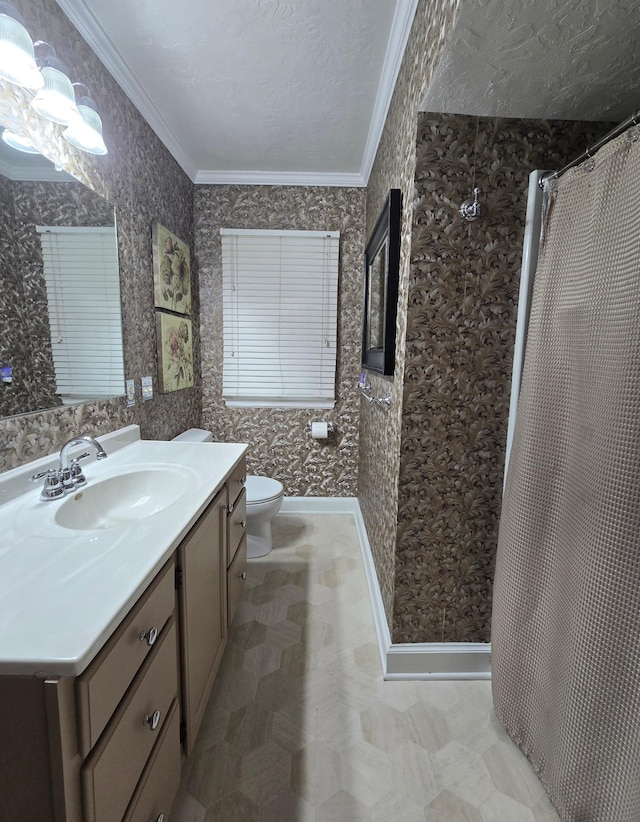 620 5th Ave SE, Pipestone, MN 56164 - full bathroom with ornamental molding, toilet, vanity, and curtained shower