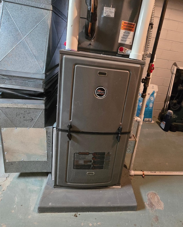 620 5th Ave SE, Pipestone, MN 56164 - utility room with heating unit