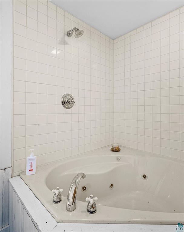 4015 Van Rd, Duluth, MN 55803 - full bath with a whirlpool tub