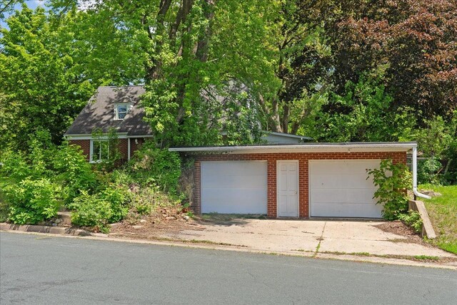 950 Clark St, Hammond, WI 54015 - view of garage
