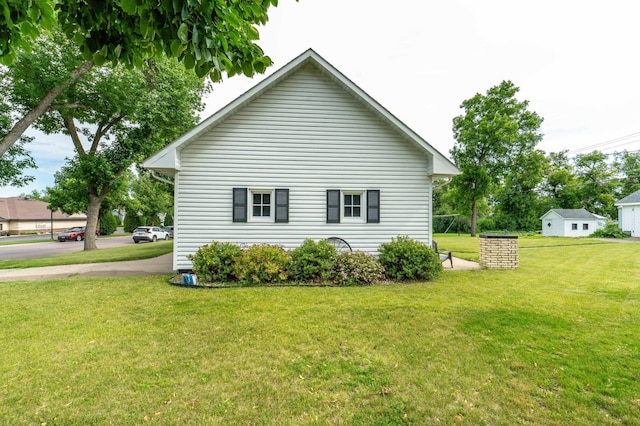 727 Peck St, Fergus Falls, MN 56537 - view of side of property featuring a lawn