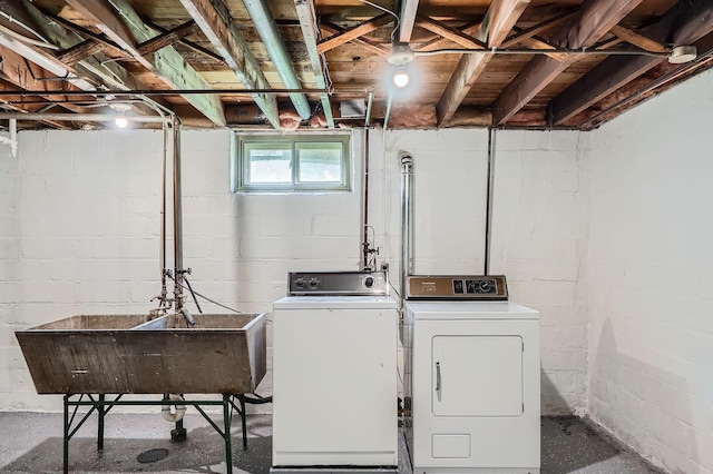 2653 Pierce St NE, Minneapolis, MN 55418 - laundry room featuring separate washer and dryer