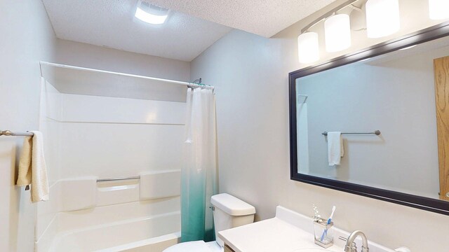 5121 Cameron Dr NW, Cascade Twp, MN 55901 - full bath with toilet, a textured ceiling, vanity, and shower / bath combination with curtain