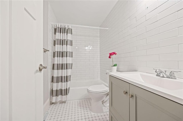 712 Anderson St W, Stillwater, MN 55082 - full bathroom with tile walls, vanity, shower / bath combo, toilet, and tile patterned floors
