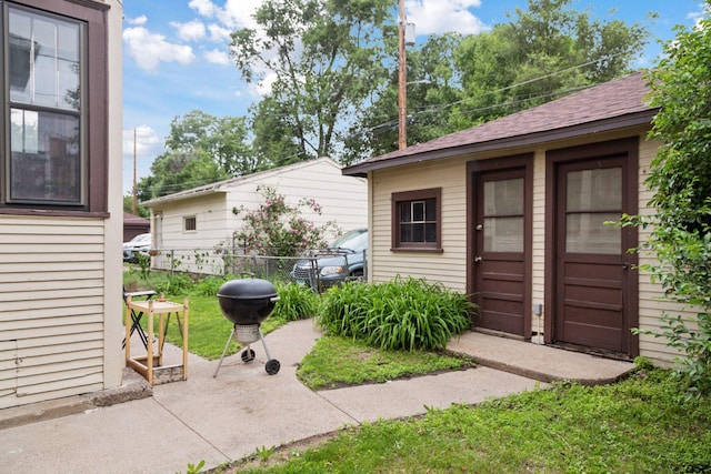 1601 Charles Ave, Saint Paul, MN 55104 - view of yard featuring an outbuilding
