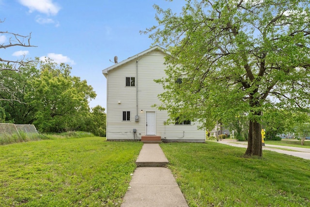 2524 Bryant Ave N, Minneapolis, MN 55411 - view of front facade featuring a front lawn