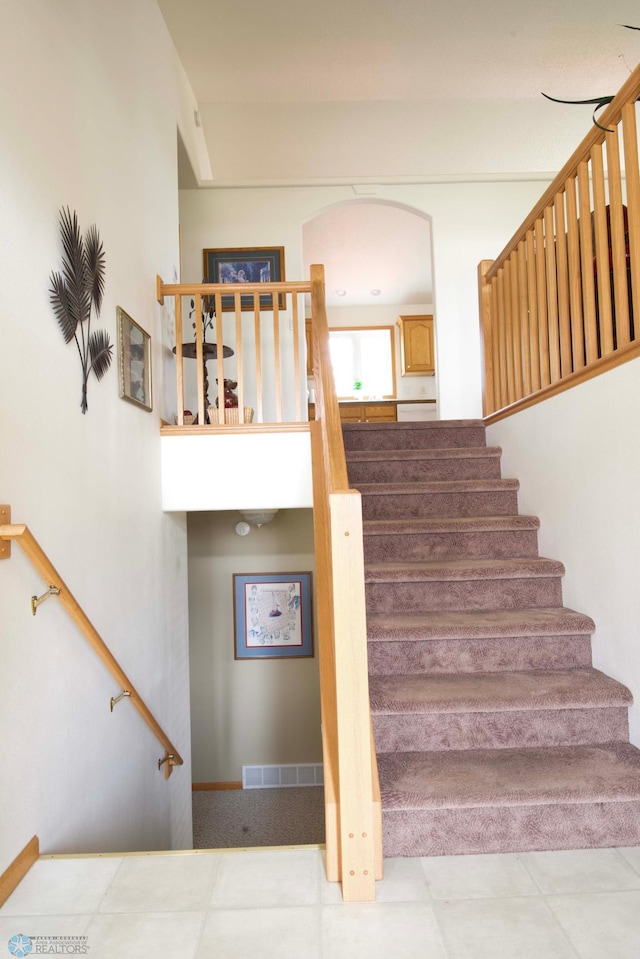 1010 4th Ave NE, Dilworth, MN 56529 - staircase featuring arched walkways