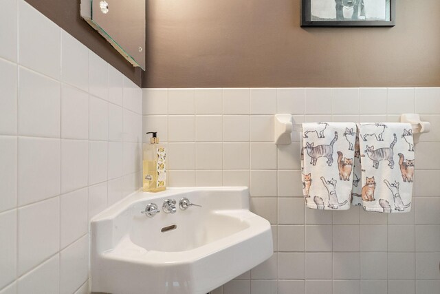 808 4th St SW, Austin, MN 55912 - bathroom featuring tile walls and a sink