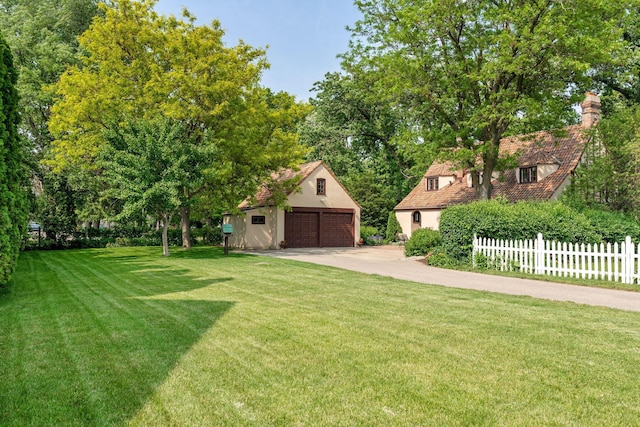 808 4th St SW, Austin, MN 55912 - view of yard featuring a detached garage, an outbuilding, and view of wooded area
