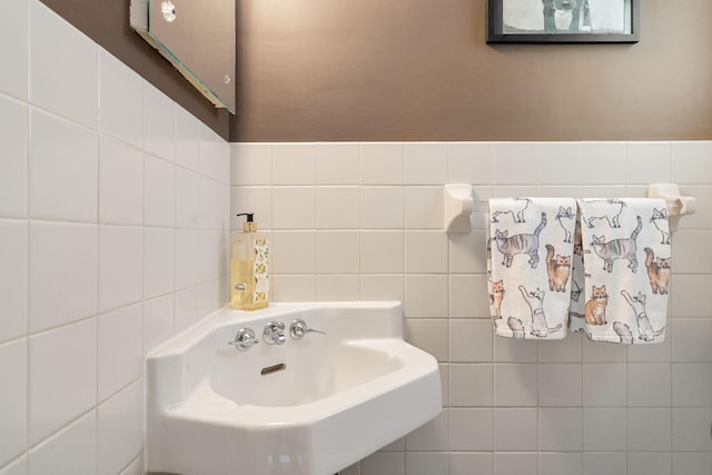 808 4th St SW, Austin, MN 55912 - bathroom featuring tile walls