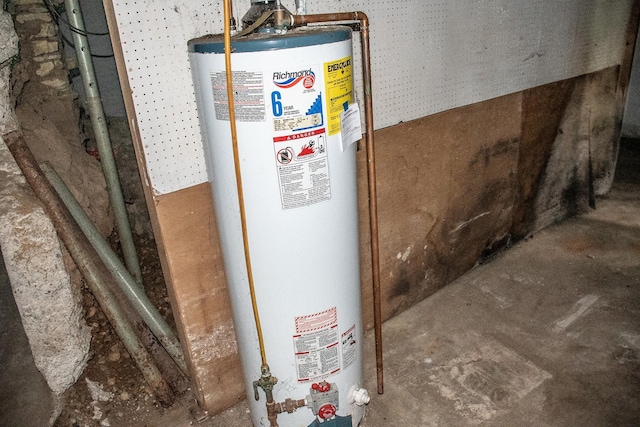 808 Franklin Ave, Wabasha, MN 55981 - utilities with water heater