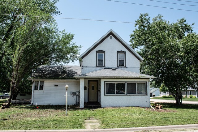 808 Franklin Ave, Wabasha, MN 55981 - view of front of house with a front yard, stucco siding, and a shingled roof